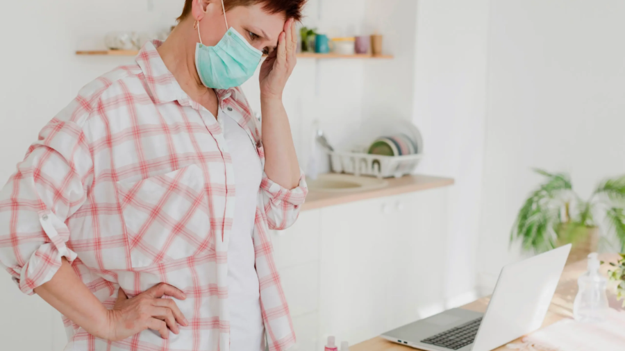side-view-woman-with-medical-mask-feeling-well